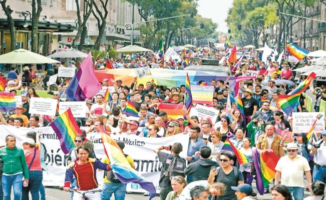 Los calles están lleno de gente para el marcha gay cada junio en CDMX, uno de los más grande del mundo. Foto por El Universal. 