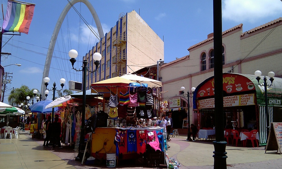 Plaza Santa Cecilia, Tijuana: Esa calle peatonal cerca de la frontera también está llena de turistas y también es el centro de la comunidad gay con varios bares y antros gay