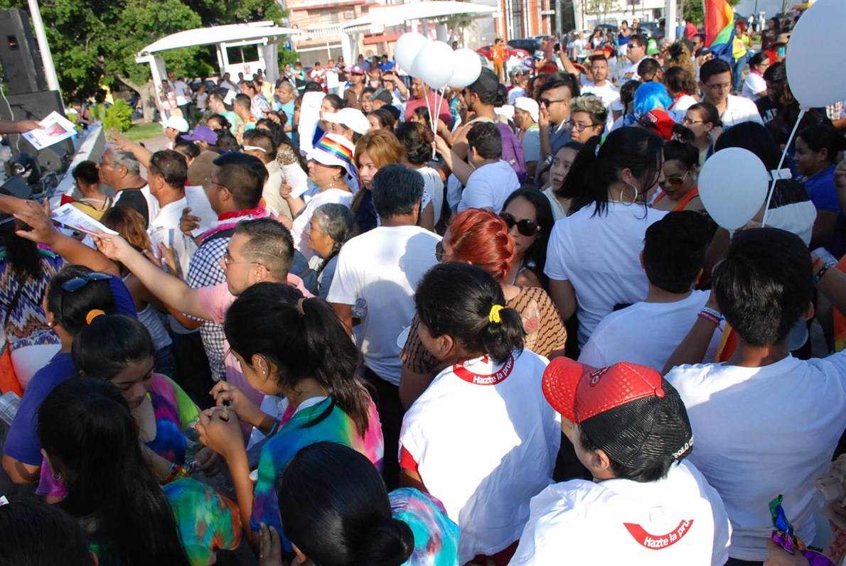 Gente se reunieron para el espectáculo después de la marcha de orgullo LGBT en Reynosa, Tamaulipas en junio de 2017