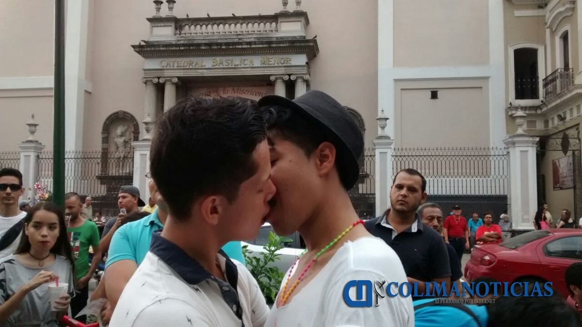 Besatón frente a Catedral en Colima, en señal de protesta a lo que consideran una campaña de odio impulsada por El Frente Nacional por la Familia