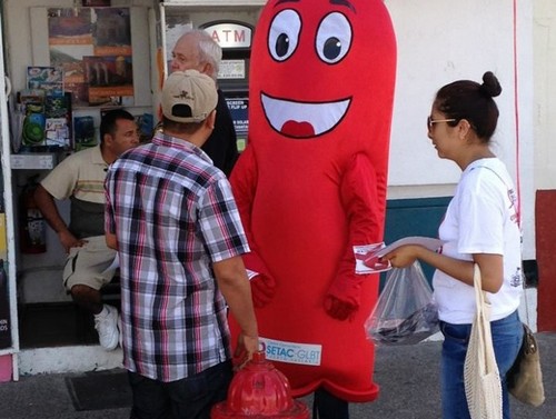 Una manga grande y roja (condón) parece caminar en las calles de Puerto Vallarta