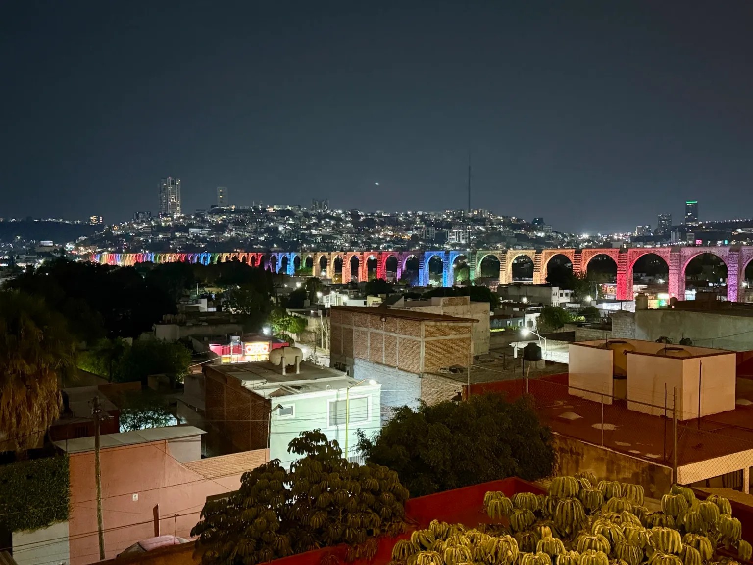 Los Arcos de Querétaro se iluminaron con los colores del arcoíris con motivo del 17 de mayo, día contra la homofobia, la transfobia y la bifobia