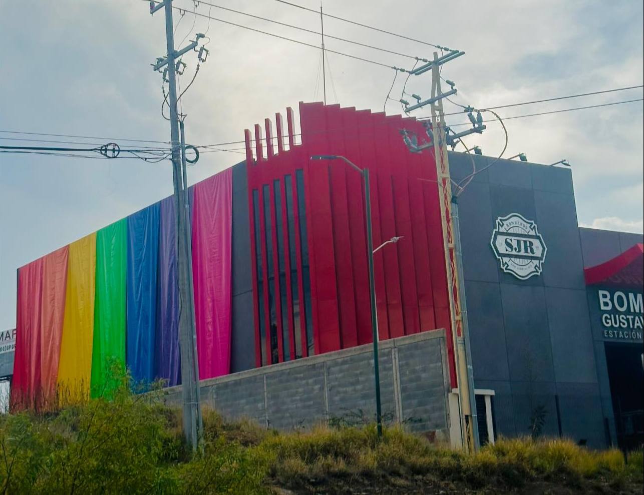La estación de bomberos de San Juan del Río adornada con una bandera arcoíris gigante durante la semana del orgullo en 2025